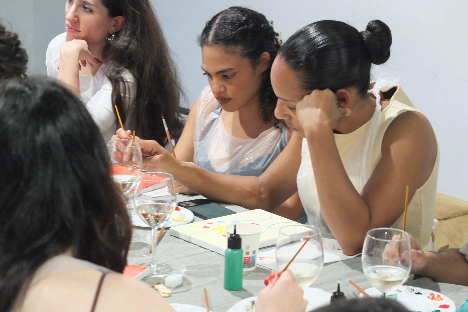 Participantes pintando