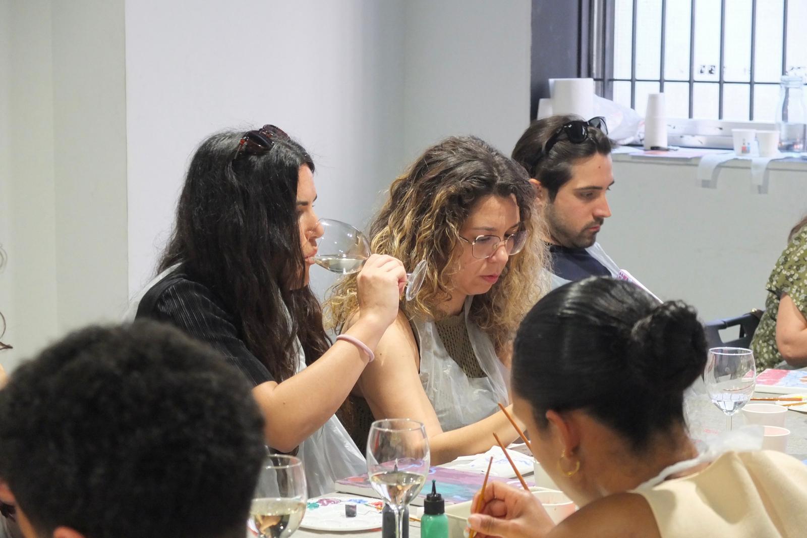 Personas disfrutando de una experiencia paint and wine en Pens Arte